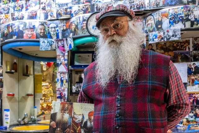 Putignano, quel colorato locale dove lavora e fa festa Mimmo: il barbiere "Babbo Natale"
